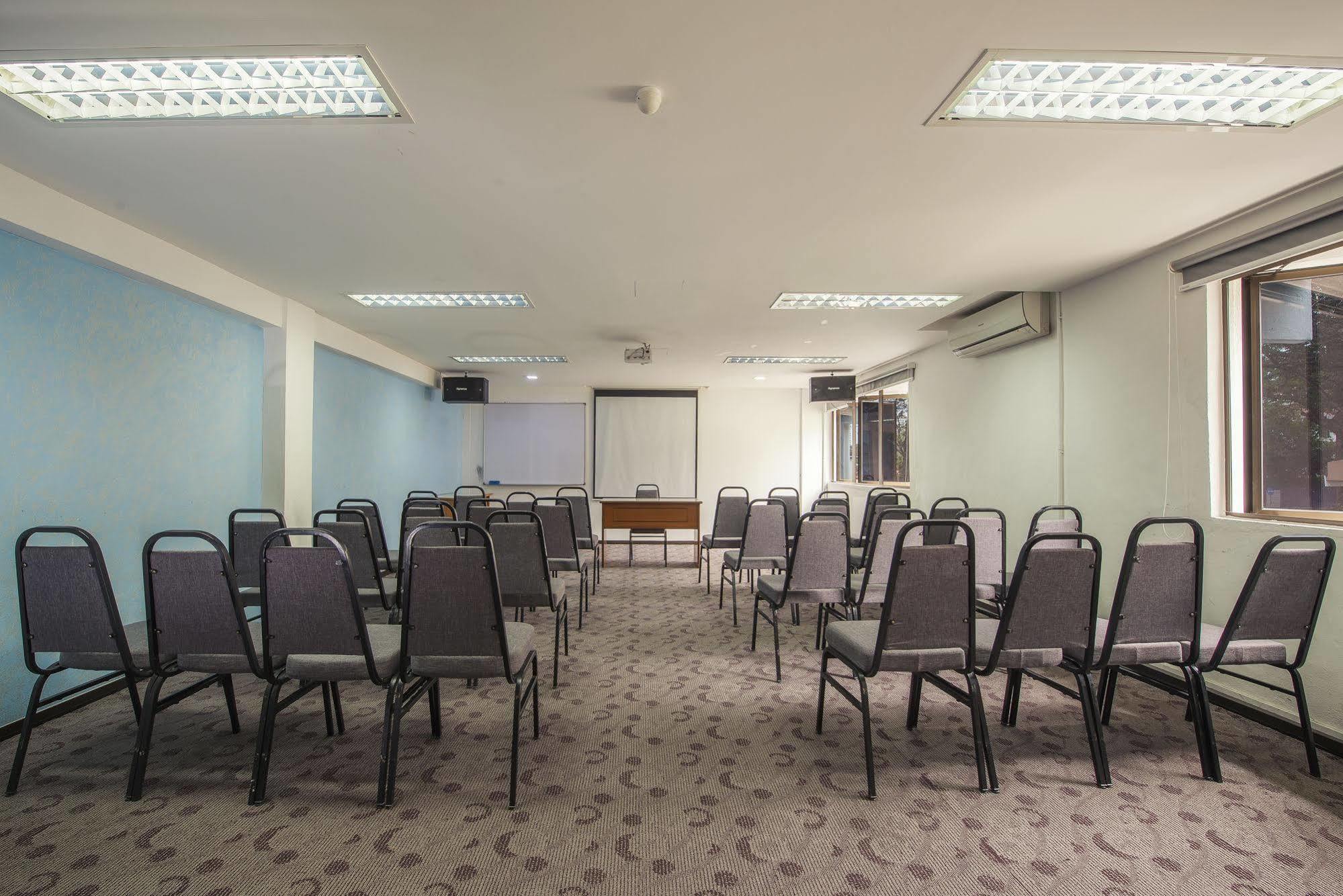 Хостел Ymca Penang Джорджтаун Экстерьер фото