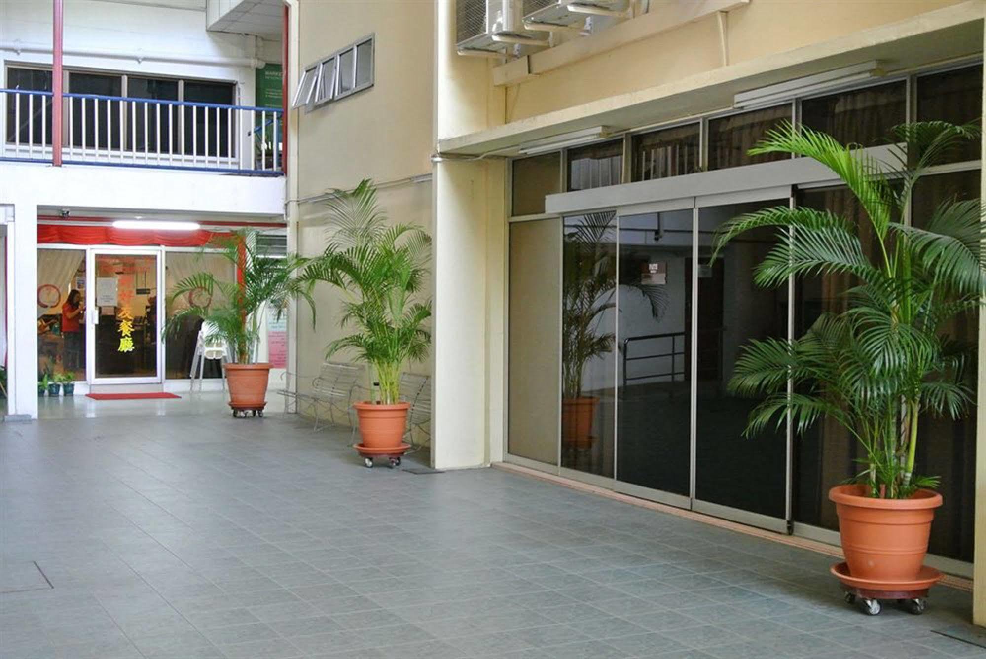 Хостел Ymca Penang Джорджтаун Экстерьер фото