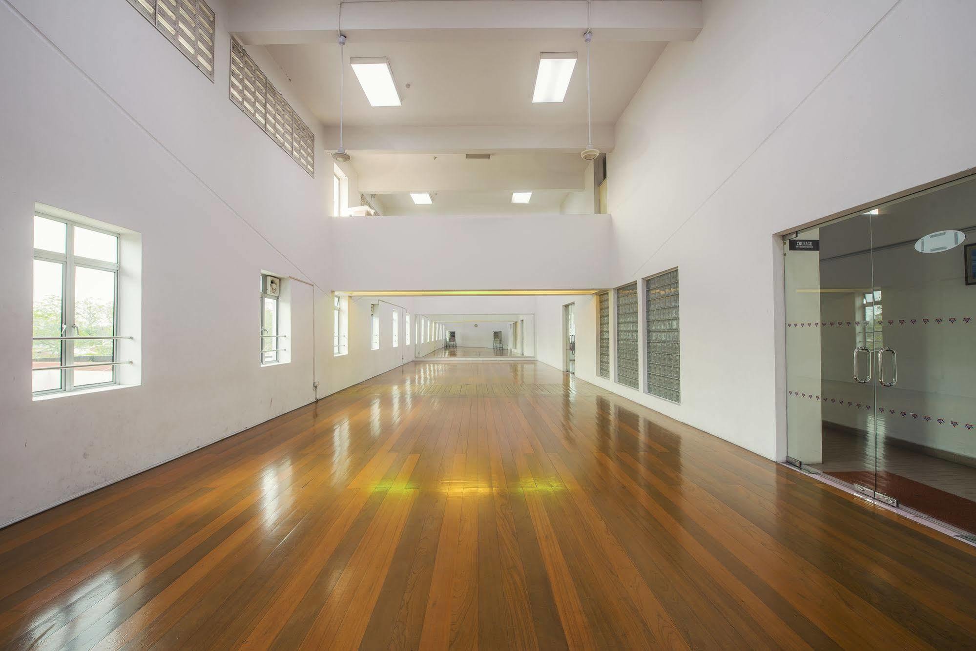 Хостел Ymca Penang Джорджтаун Экстерьер фото